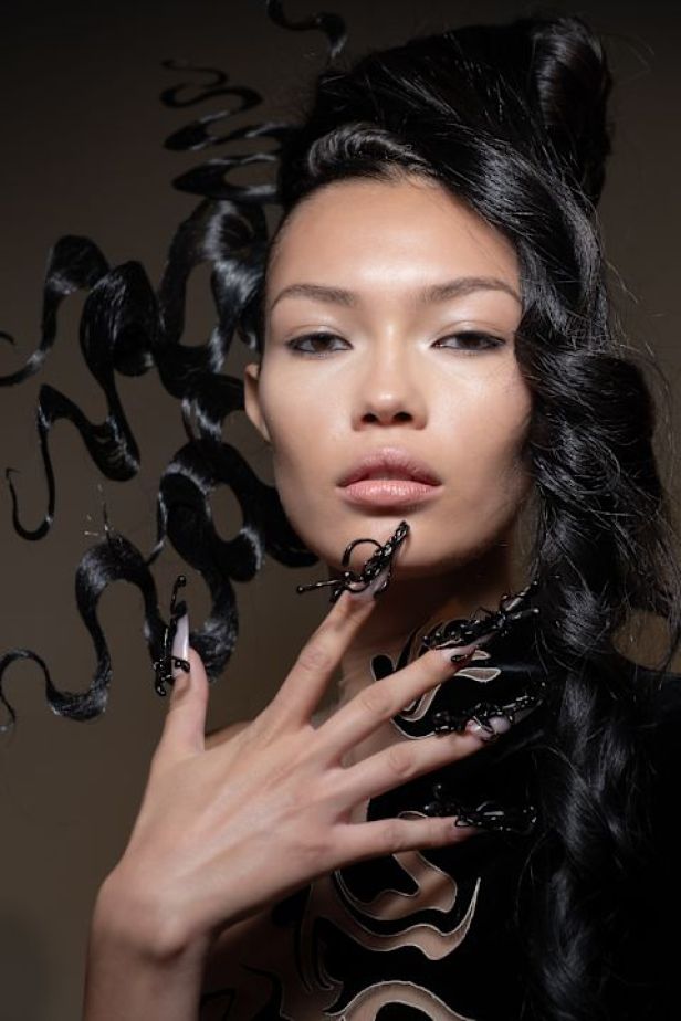 مجموعة ‏Iris Van Herpen‏... 15 عاماً من الثورة الحرفية وفستان صاغه البرق