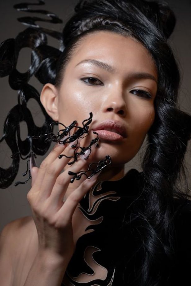 مجموعة ‏Iris Van Herpen‏... 15 عاماً من الثورة الحرفية وفستان صاغه البرق