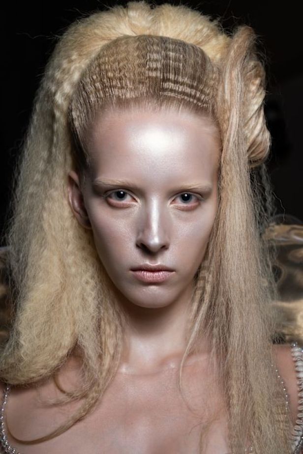مجموعة ‏Iris Van Herpen‏... 15 عاماً من الثورة الحرفية وفستان صاغه البرق
