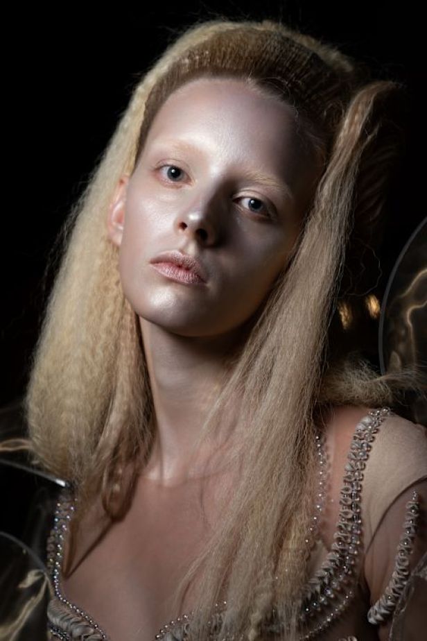 مجموعة ‏Iris Van Herpen‏... 15 عاماً من الثورة الحرفية وفستان صاغه البرق