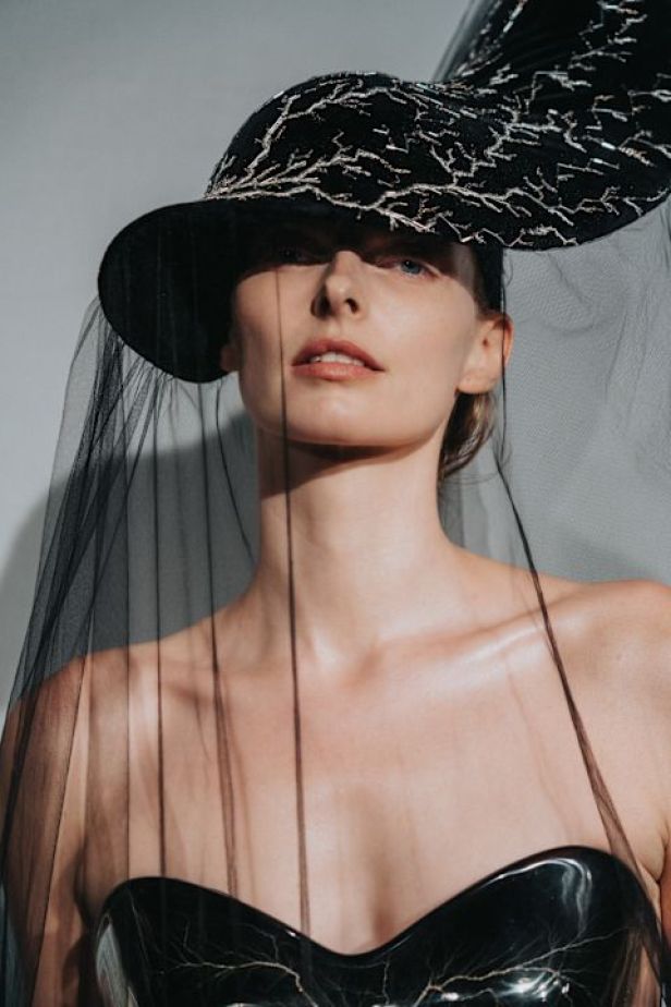 مجموعة ‏Iris Van Herpen‏... 15 عاماً من الثورة الحرفية وفستان صاغه البرق