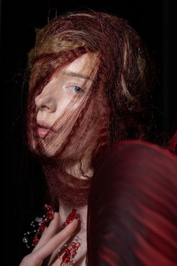 مجموعة ‏Iris Van Herpen‏... 15 عاماً من الثورة الحرفية وفستان صاغه البرق