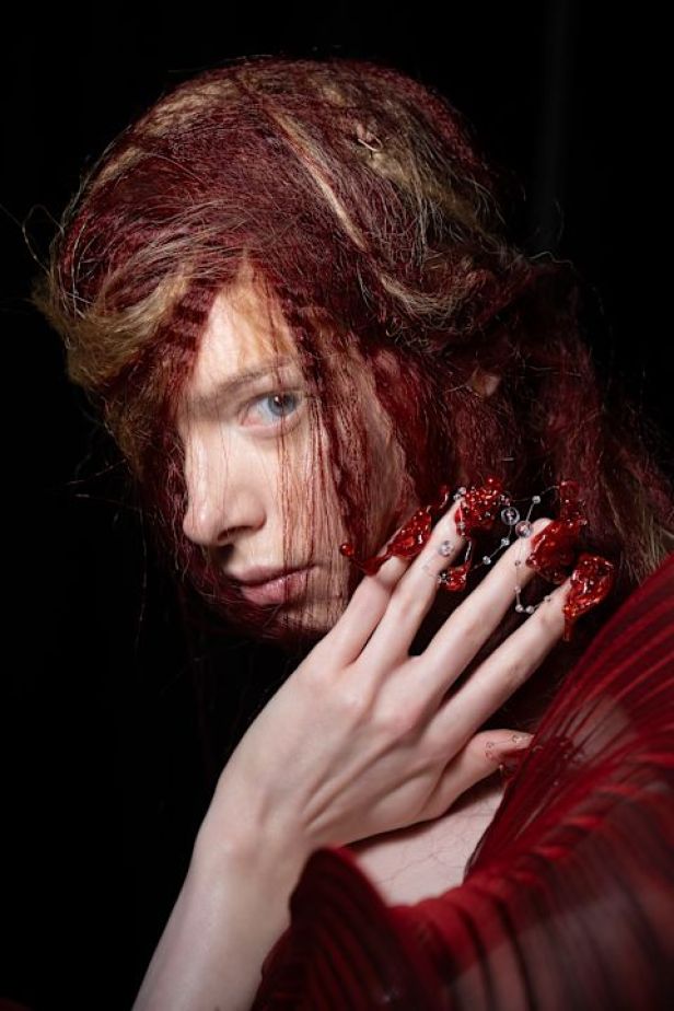 مجموعة ‏Iris Van Herpen‏... 15 عاماً من الثورة الحرفية وفستان صاغه البرق