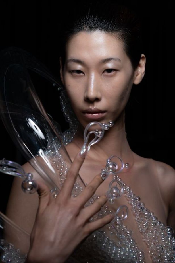 مجموعة ‏Iris Van Herpen‏... 15 عاماً من الثورة الحرفية وفستان صاغه البرق