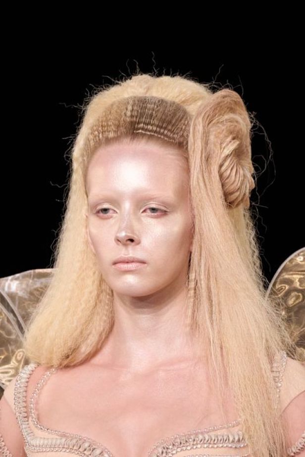 مجموعة ‏Iris Van Herpen‏... 15 عاماً من الثورة الحرفية وفستان صاغه البرق