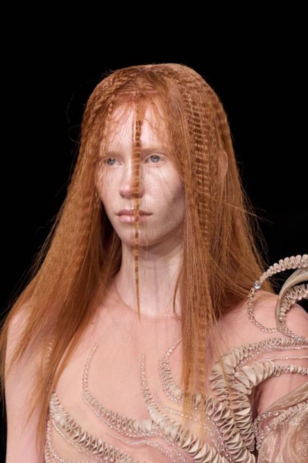 مجموعة ‏Iris Van Herpen‏... 15 عاماً من الثورة الحرفية وفستان صاغه البرق