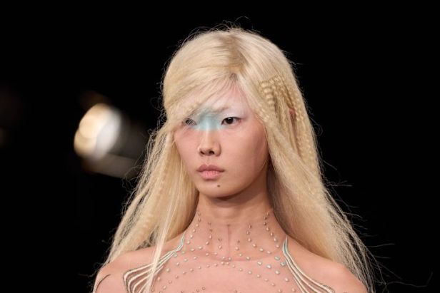 مجموعة ‏Iris Van Herpen‏... 15 عاماً من الثورة الحرفية وفستان صاغه البرق