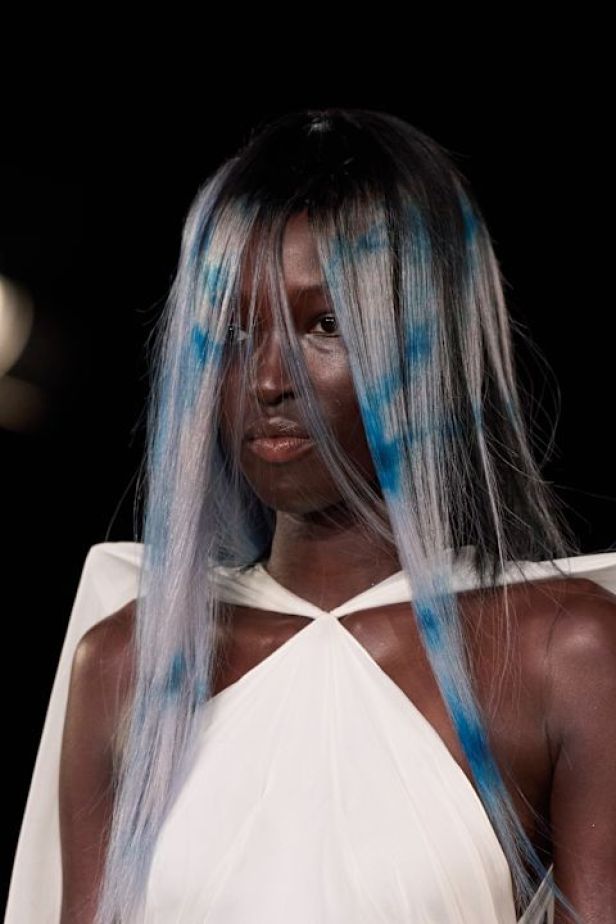 مجموعة ‏Iris Van Herpen‏... 15 عاماً من الثورة الحرفية وفستان صاغه البرق