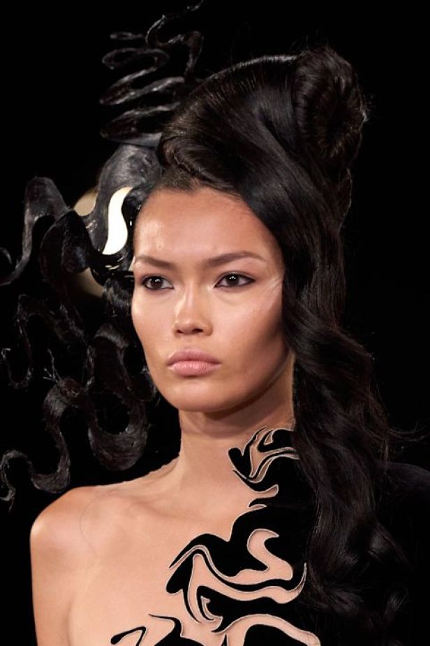 مجموعة ‏Iris Van Herpen‏... 15 عاماً من الثورة الحرفية وفستان صاغه البرق