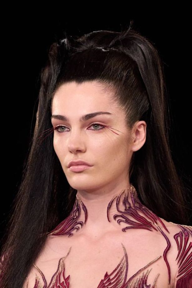 مجموعة ‏Iris Van Herpen‏... 15 عاماً من الثورة الحرفية وفستان صاغه البرق