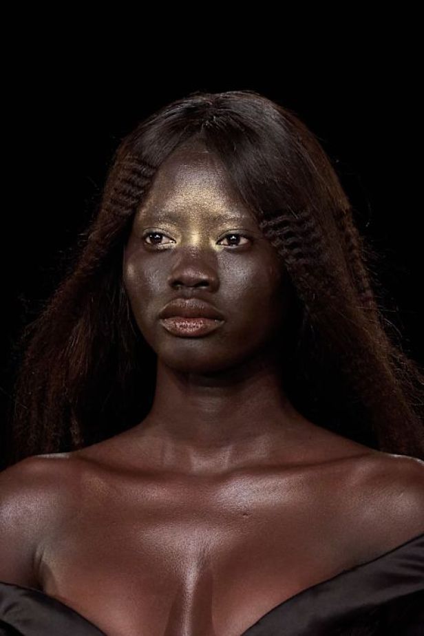 مجموعة ‏Iris Van Herpen‏... 15 عاماً من الثورة الحرفية وفستان صاغه البرق