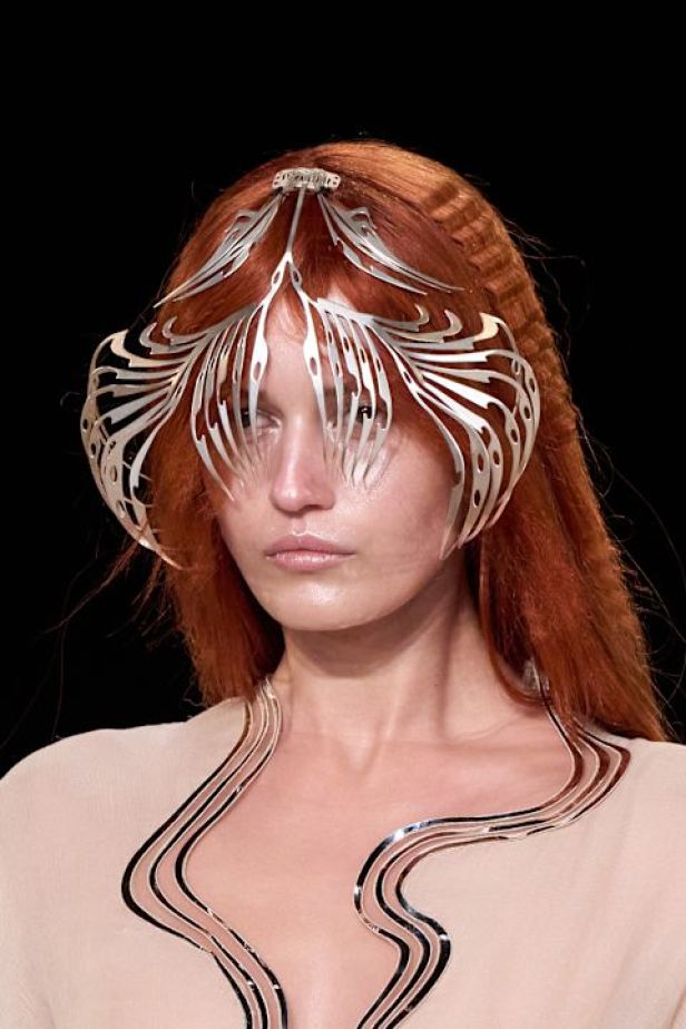 مجموعة ‏Iris Van Herpen‏... 15 عاماً من الثورة الحرفية وفستان صاغه البرق