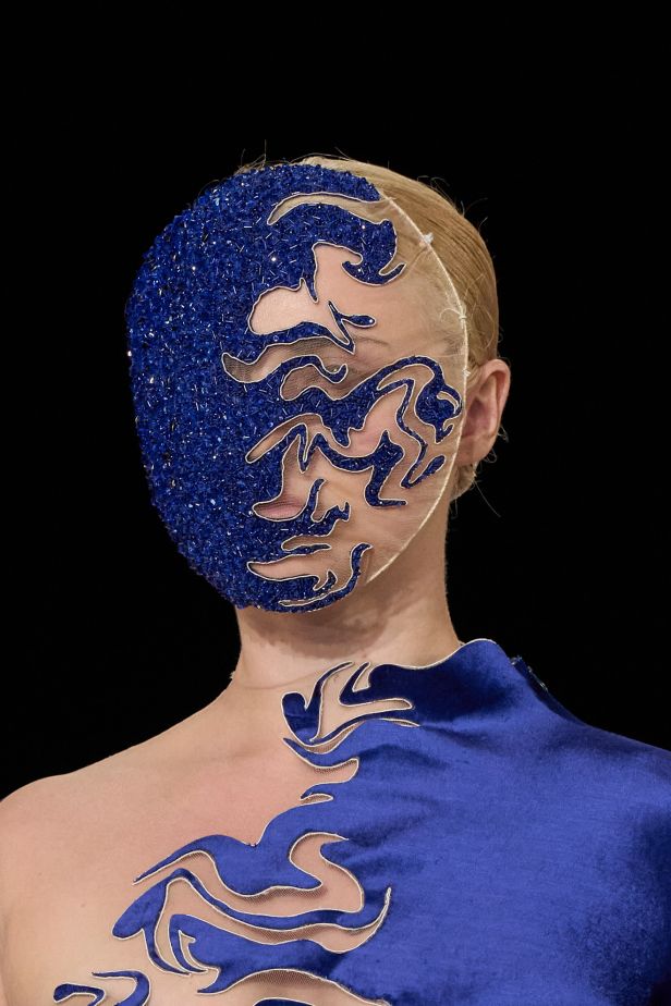 مجموعة ‏Iris Van Herpen‏... 15 عاماً من الثورة الحرفية وفستان صاغه البرق