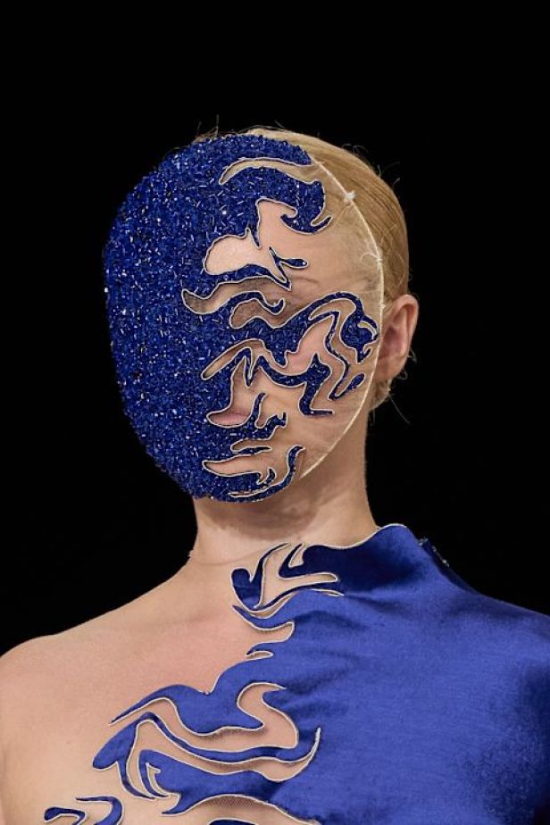 مجموعة ‏Iris Van Herpen‏... 15 عاماً من الثورة الحرفية وفستان صاغه البرق