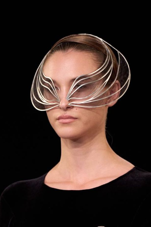 مجموعة ‏Iris Van Herpen‏... 15 عاماً من الثورة الحرفية وفستان صاغه البرق