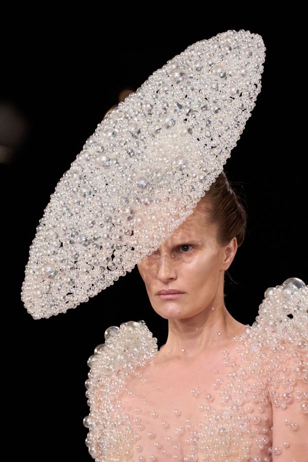 مجموعة ‏Iris Van Herpen‏... 15 عاماً من الثورة الحرفية وفستان صاغه البرق