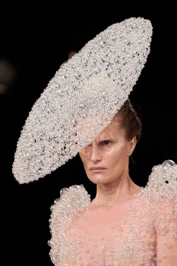مجموعة ‏Iris Van Herpen‏... 15 عاماً من الثورة الحرفية وفستان صاغه البرق