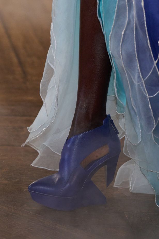 مجموعة ‏Iris Van Herpen‏... 15 عاماً من الثورة الحرفية وفستان صاغه البرق