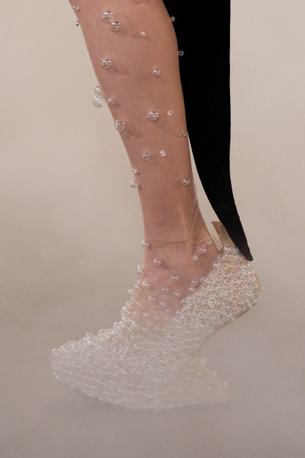 مجموعة ‏Iris Van Herpen‏... 15 عاماً من الثورة الحرفية وفستان صاغه البرق