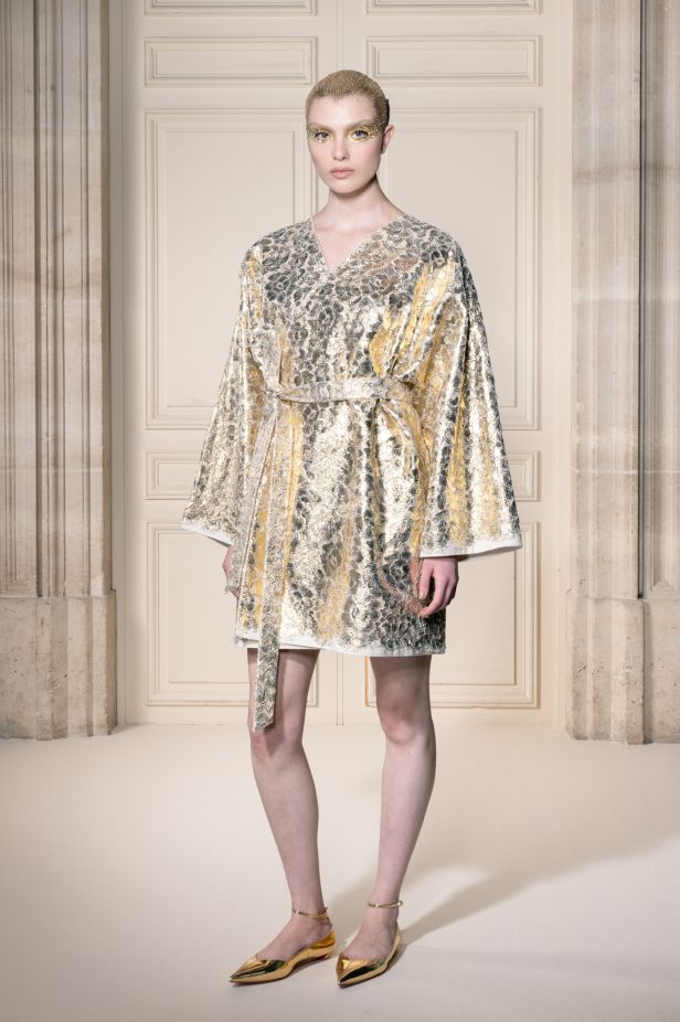 مجموعة ‏Viktor&Rolf‏ الراقية لخريف وشتاء 2027-2026.. عرض مسرحي يروي صراع البذخ والتقشف