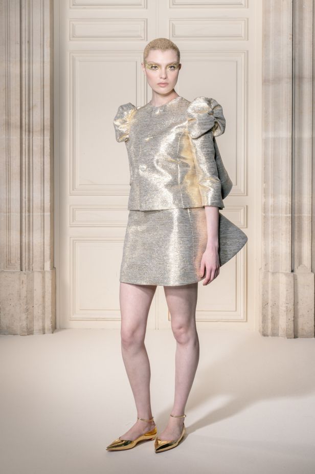 مجموعة ‏Viktor&Rolf‏ الراقية لخريف وشتاء 2027-2026.. عرض مسرحي يروي صراع البذخ والتقشف