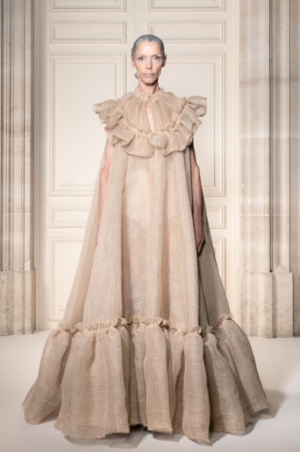 مجموعة ‏Viktor&Rolf‏ الراقية لخريف وشتاء 2027-2026.. عرض مسرحي يروي صراع البذخ والتقشف
