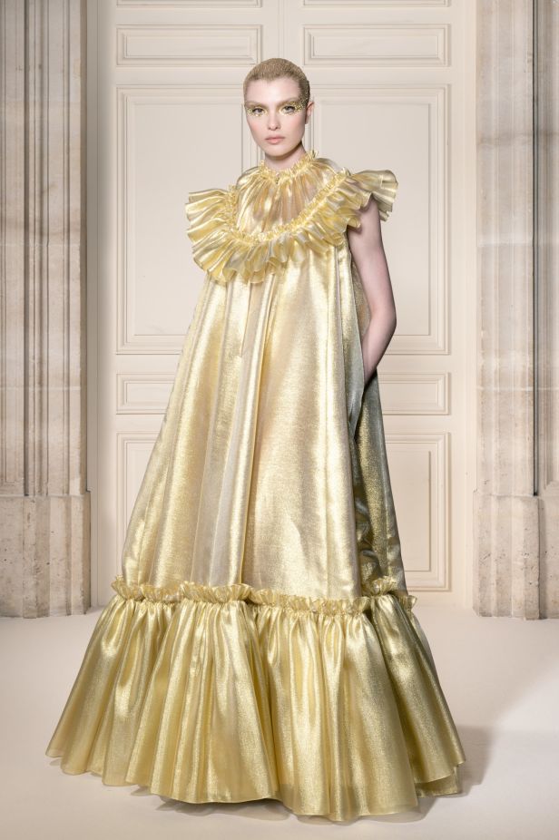 مجموعة ‏Viktor&Rolf‏ الراقية لخريف وشتاء 2027-2026.. عرض مسرحي يروي صراع البذخ والتقشف
