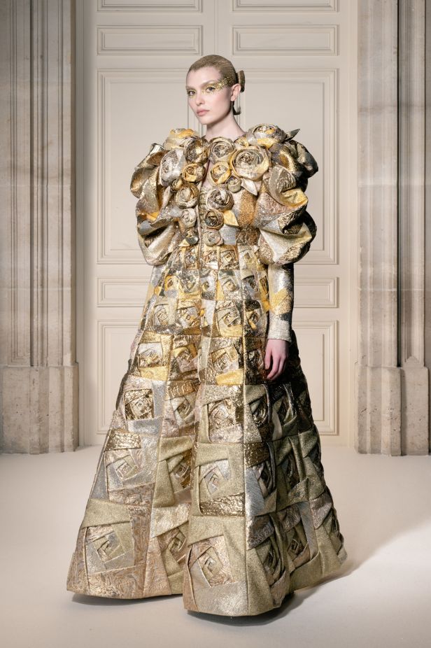 مجموعة ‏Viktor&Rolf‏ الراقية لخريف وشتاء 2027-2026.. عرض مسرحي يروي صراع البذخ والتقشف