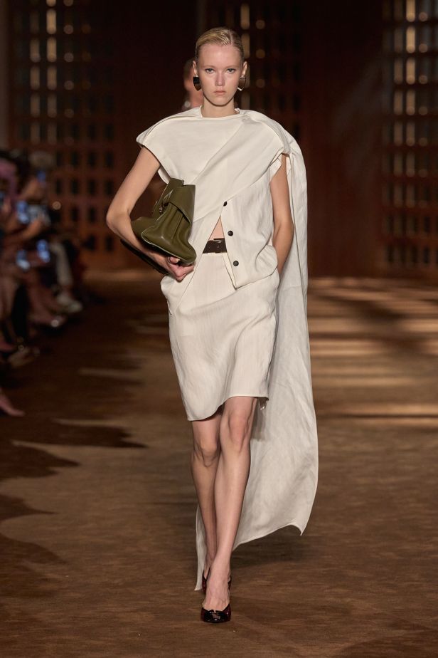 حرية الأربعينيات بلغة ‏Ferragamo‏ في مجموعة ربيع وصيف 2027‏