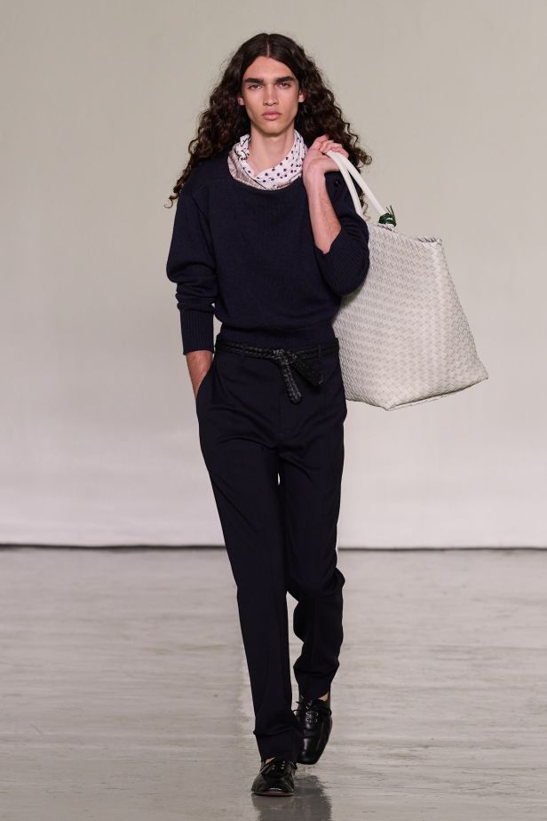 حين يفقد الجلد وزنه… Bottega Veneta تبحث عن الخفة في ربيع وصيف 2027
