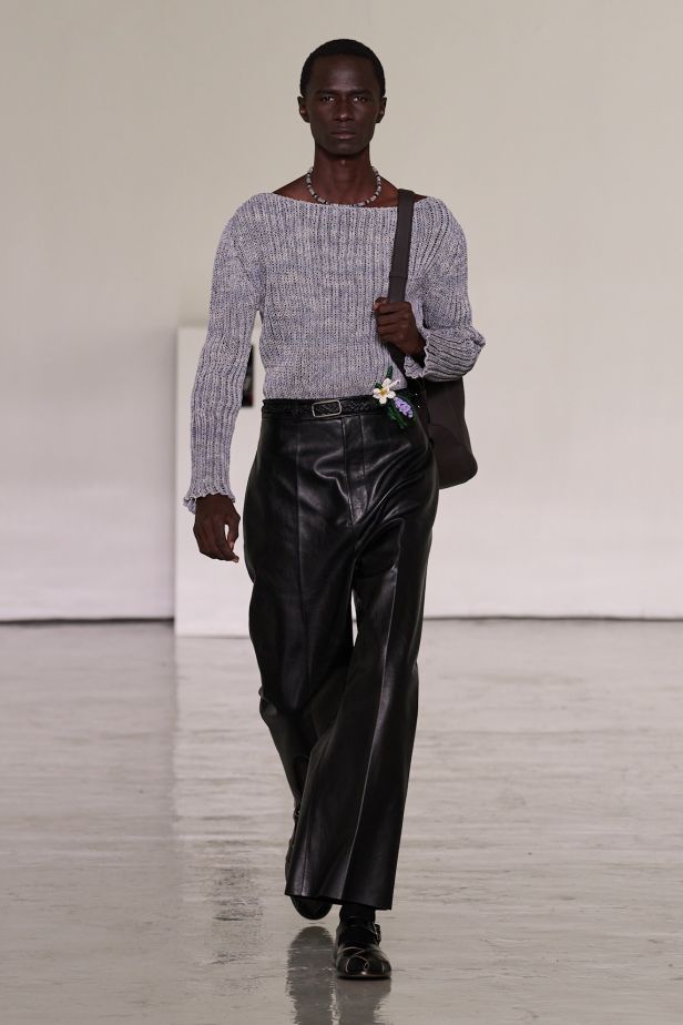 حين يفقد الجلد وزنه… Bottega Veneta تبحث عن الخفة في ربيع وصيف 2027