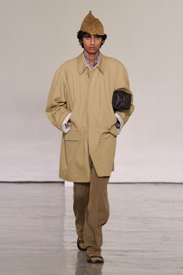 حين يفقد الجلد وزنه… Bottega Veneta تبحث عن الخفة في ربيع وصيف 2027