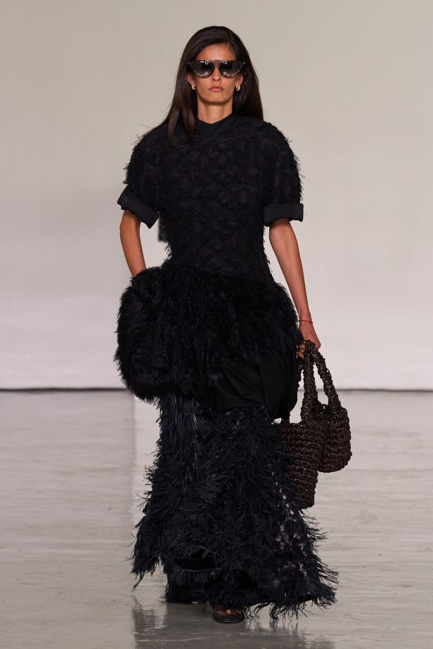 حين يفقد الجلد وزنه… Bottega Veneta تبحث عن الخفة في ربيع وصيف 2027