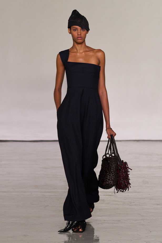 حين يفقد الجلد وزنه… Bottega Veneta تبحث عن الخفة في ربيع وصيف 2027