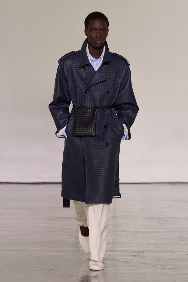 حين يفقد الجلد وزنه… Bottega Veneta تبحث عن الخفة في ربيع وصيف 2027