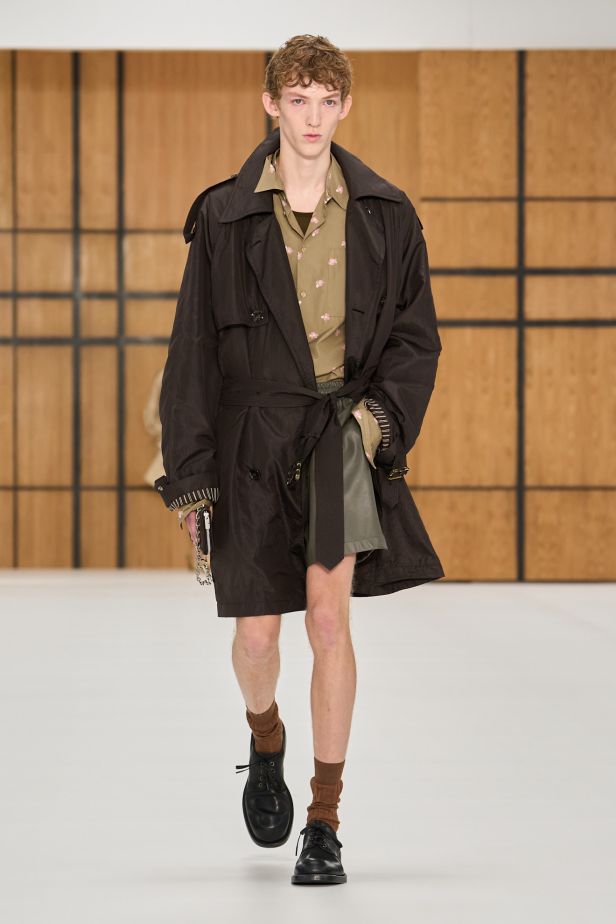 حين يلين الإرث.. “دانيل لي” يفتح أبواب Burberry للعفوية في ربيع وصيف 2027