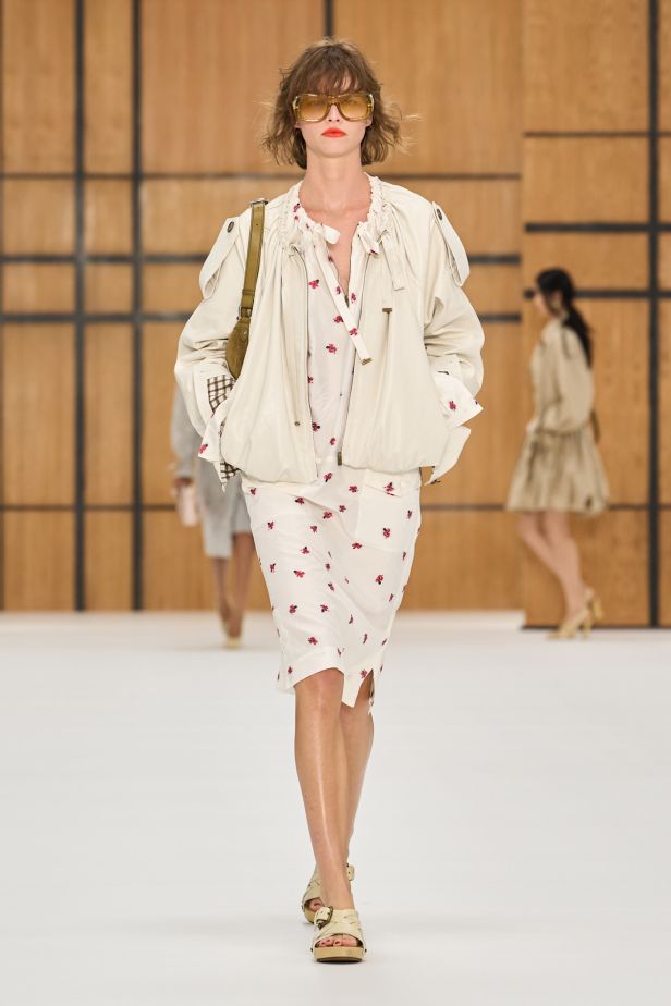 حين يلين الإرث.. “دانيل لي” يفتح أبواب Burberry للعفوية في ربيع وصيف 2027