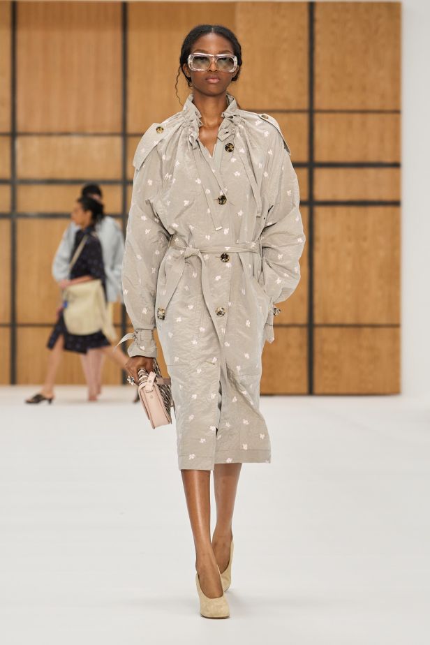 حين يلين الإرث.. “دانيل لي” يفتح أبواب Burberry للعفوية في ربيع وصيف 2027