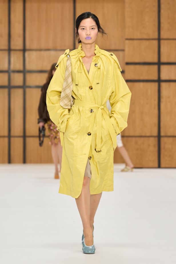 حين يلين الإرث.. “دانيل لي” يفتح أبواب Burberry للعفوية في ربيع وصيف 2027