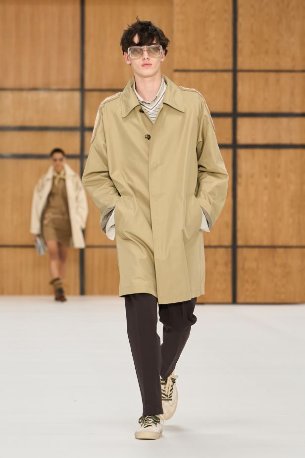 حين يلين الإرث.. “دانيل لي” يفتح أبواب Burberry للعفوية في ربيع وصيف 2027