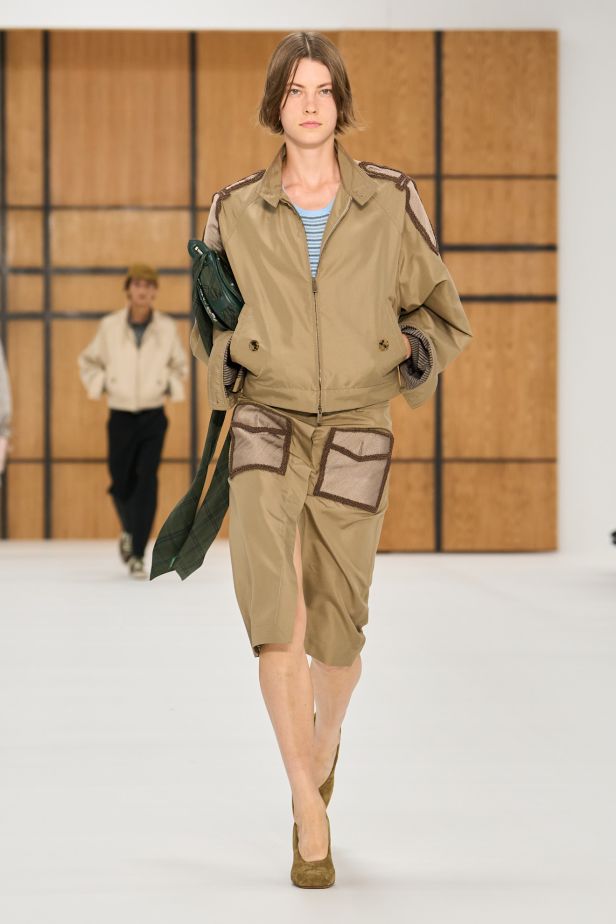 حين يلين الإرث.. “دانيل لي” يفتح أبواب Burberry للعفوية في ربيع وصيف 2027