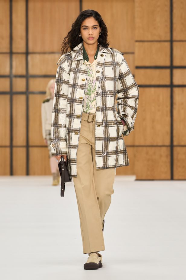 حين يلين الإرث.. “دانيل لي” يفتح أبواب Burberry للعفوية في ربيع وصيف 2027