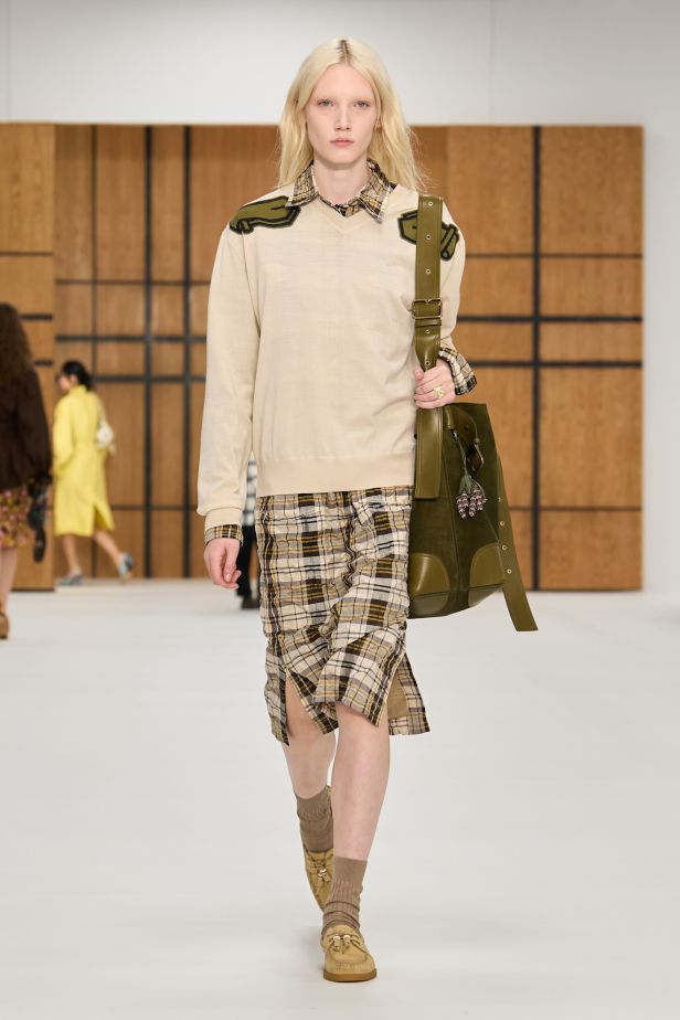 حين يلين الإرث.. “دانيل لي” يفتح أبواب Burberry للعفوية في ربيع وصيف 2027