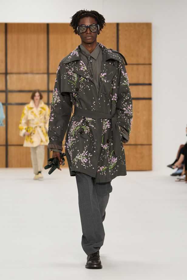 حين يلين الإرث.. “دانيل لي” يفتح أبواب Burberry للعفوية في ربيع وصيف 2027