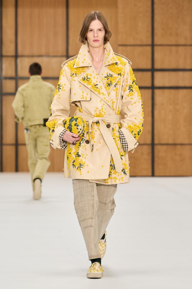 حين يلين الإرث.. “دانيل لي” يفتح أبواب Burberry للعفوية في ربيع وصيف 2027