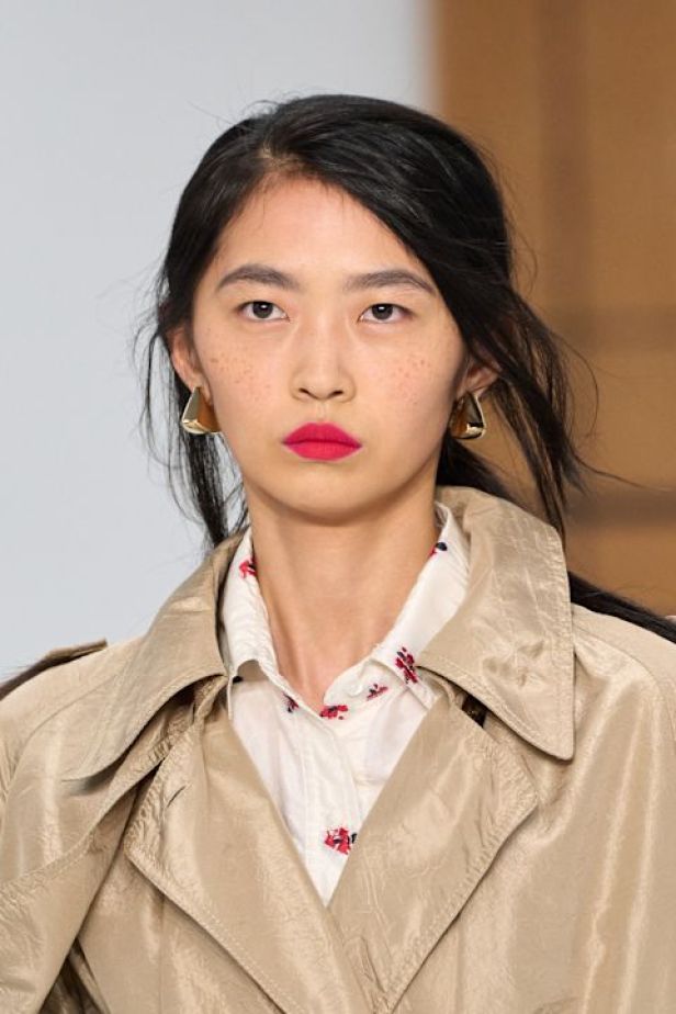 حين يلين الإرث.. "دانييل لي" يفتح أبواب Burberry للعفوية في ربيع وصيف 2027