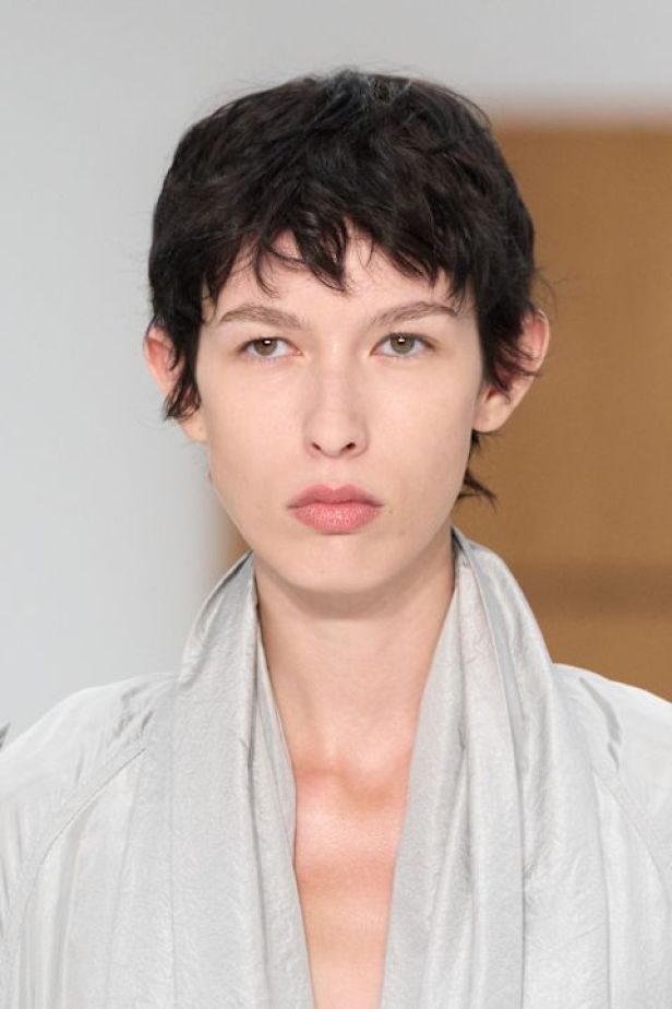 حين يلين الإرث.. "دانييل لي" يفتح أبواب Burberry للعفوية في ربيع وصيف 2027