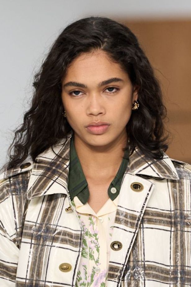حين يلين الإرث.. "دانييل لي" يفتح أبواب Burberry للعفوية في ربيع وصيف 2027