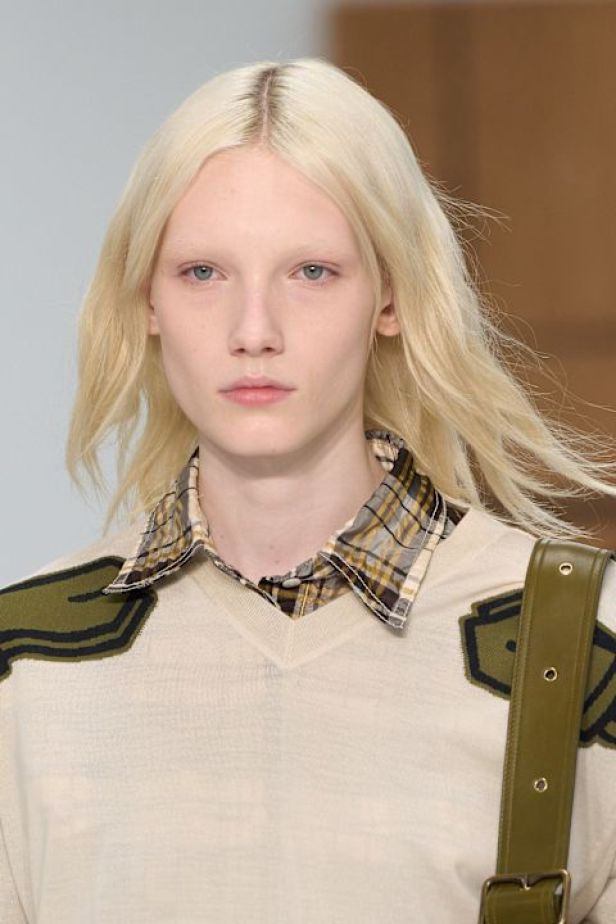 حين يلين الإرث.. "دانييل لي" يفتح أبواب Burberry للعفوية في ربيع وصيف 2027