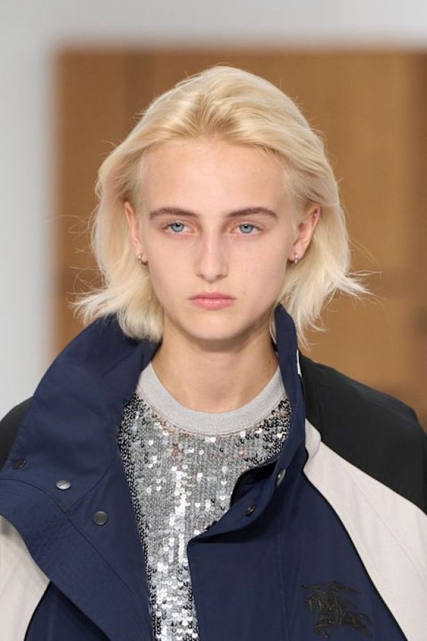 حين يلين الإرث.. "دانييل لي" يفتح أبواب Burberry للعفوية في ربيع وصيف 2027